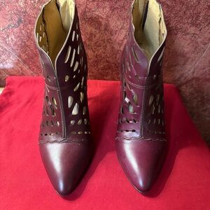 Nine West Burgundy Pointed Toe Cutout Ankle Boots